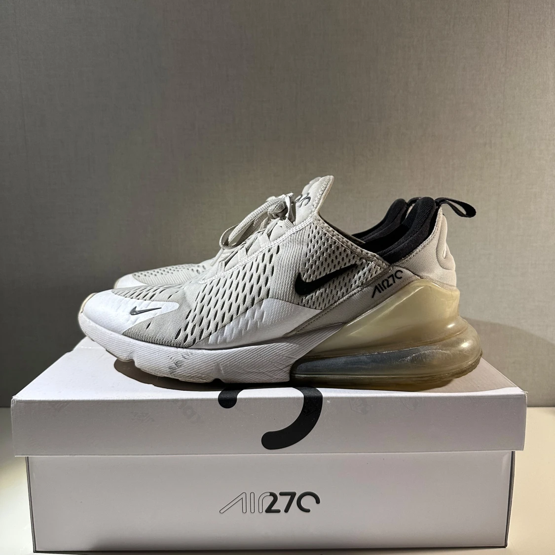 Nike Air Max 270 i vit och svart