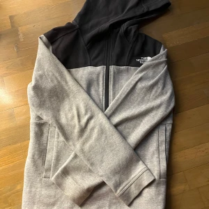 Grå och svart hoodie från The North Face - Säljer min the north face kofta i skorlek xl till herr( endast mötes upp) pris kan också diskuteras 