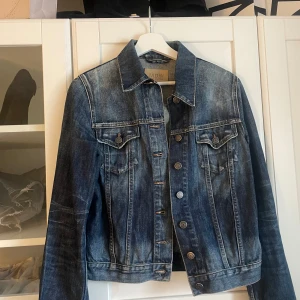 Jeansjacka - Snygg mörkblå jeansjacka, perfekt vårjacka och är lätt å stylea 