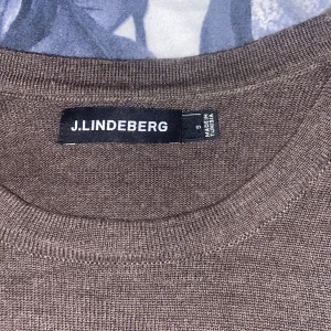 Merino wool tröja från J.Lindeberg - Säljer min feta 100% merino crewneck från J.lindberg då den inte kommer till användning. Köpt på deras egna butik i Stockholm. Tröjan är i nyskick 