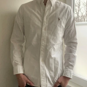 Ralph Lauren skjorta - Säljer denna snygga Ralph Lauren skjortan i storlek S. Kommer utan defekter o i väldigt bra skick! Nypris ~ 2000, mitt pris: 499. Priset är diskutabelt vid smidig affär. Hör gärna av dig vid frågor eller intresse!☺️