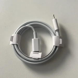 Helt ny & oanvänd iPhone-laddare 1m (USB-C till Lightning, 1-pack) - ✔ CE-märkt & säker laddning ⚡ Säker laddning – skyddar mot överbelastning 🔌 Kompatibel med alla iPhone-, iPad- & iPod-modeller med Lightning  Högkvalitativ laddningskabel som stödjer både snabb och säker laddning samt dataöverföring. Perfekt för snabbladdning med USB-C-adapter!