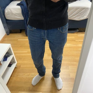 Jack&jones blå jeansbyxor - Säljer ett par klassiska blå jeans de har en rak passform och är perfekta för en avslappnad stil. Storlek:W30 L30. Priset kan diskuteras.