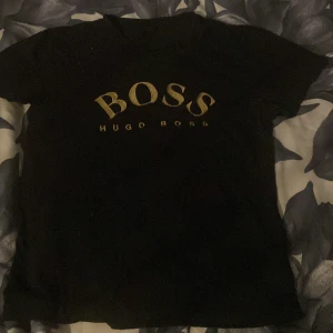 Svart t-shirt från Hugo Boss - Säljer denna unika Hugo boss t-shirten då den inte kommer till användning. Tröjan är köpt på Hugo boss egna butik i Gbg och tröjan är i nyskick👍🏻☺️