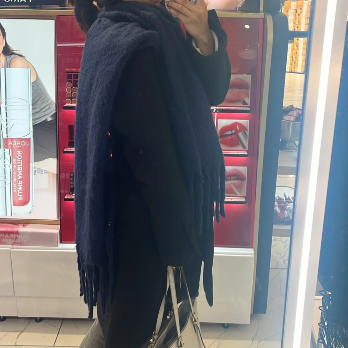 Mörkblå halsduk med fransar