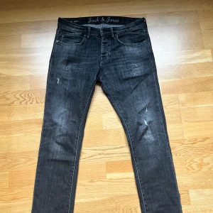 Feta Jack & Jones Jeans - Säljer nu dessa asfeta jeans från jack&jones. Dem är svarta och har slitage. Dessa jeans är från ett limiterat dropp kallat Blue Journey så dem är väldigt sällsynta. Det är slim fit glenn passform och storlek W31 L30, dock passar dom W29/30 bättre. Hör av dig om du har frågor, priset är inte hugget i sten.