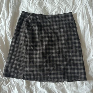 Rutig kjol - Brun rutig kjol från märket Flash, storlek 40