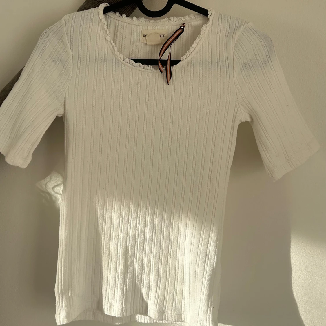 Vit ribbad topp från Holly & Whyte