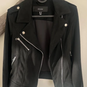 Svart jacka från Vero Moda - Säljer en svart jacka från Vero Moda då den inte passar längre. Har haft på mig den ett par gånger och den är i ett jättebra skick! Jackan är i storlek S💕 pris kan diskuteras!
