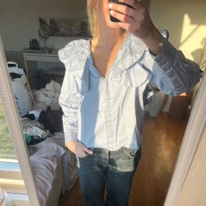 Ljusblå blus  - Så fin blus från HM, perfekt till våren! Storlek 38 men passar 36 😇