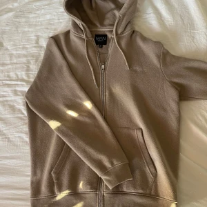 Beige zip hoodie - Vill bli av med den då den inte kommer till användning 