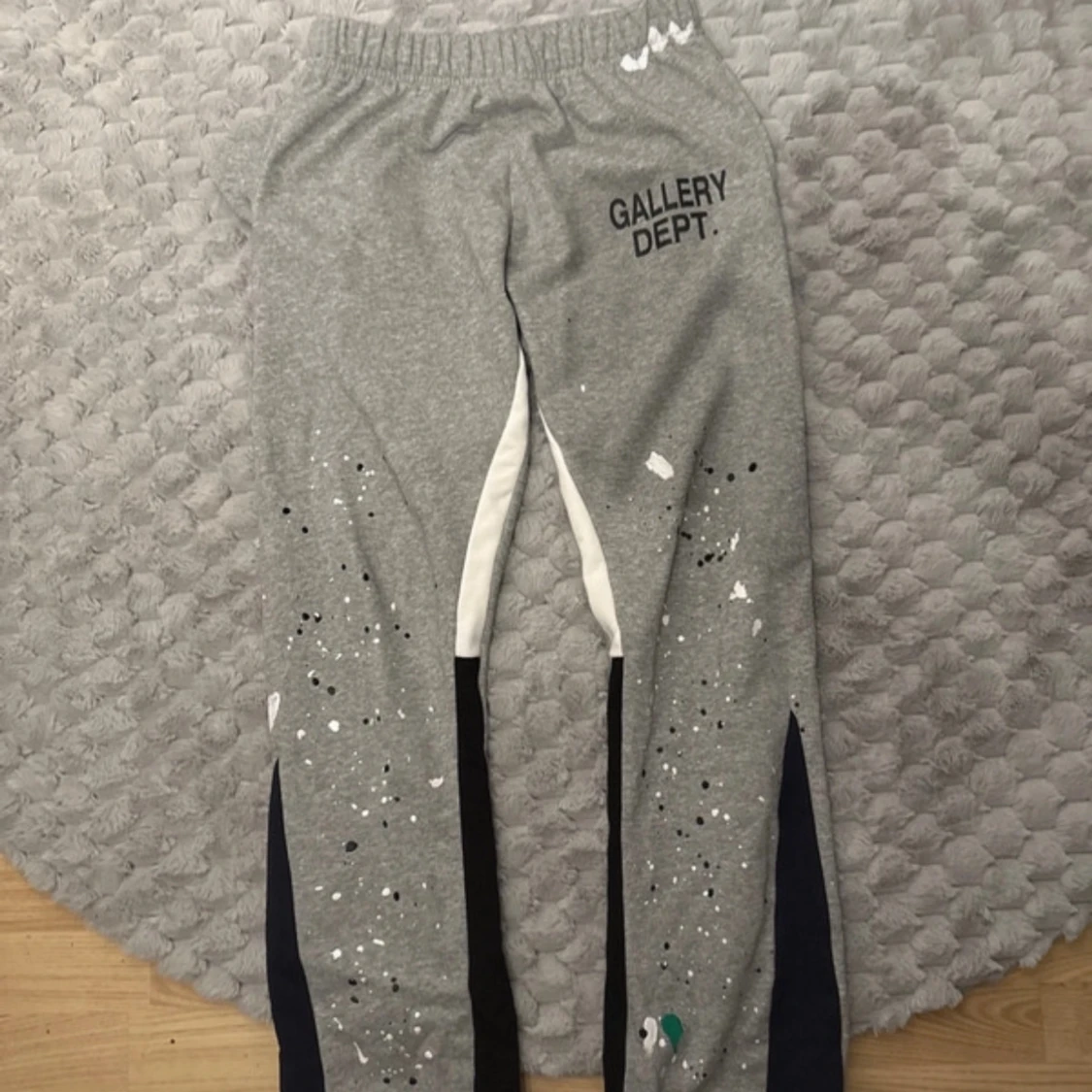 Grå mjukisbyxor från Gallery Dept.