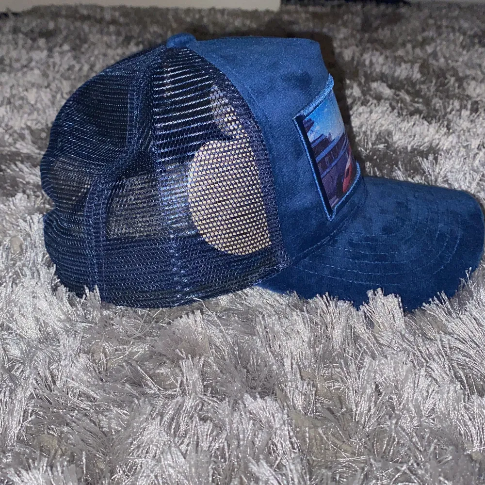 Snygg blå keps från Revenite. Perfekt nu till sommaren när de är soligt. Säljer den för 550 då den är limited edition så den går ej att få tag på helt ny pris kan diskuteras. Skriv om ni har några frågor💪🏽💯. Asusteet.