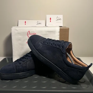 Mörkblå Loubs - Säljer du dessa feta Loubs i storlek 43. Skorna är sparsamt använda och har få tecken på användning (skick 8,5/10). Og box, dustbag och taggar medföljer. Vid frågor eller önskemål om fler bilder är det bara att höra av sig🤩