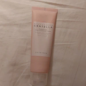 Centella Poremizing Deep Cleansing Foam - En djuprengörande ansiktsrengöring från SKIN1004 med centella från Madagaskar. Förpackningen är ljusrosa med en praktisk flip-lock kork. Perfekt för att rengöra och fräscha upp huden.Säljer den då den inte passade min hudtyp🎀🫶