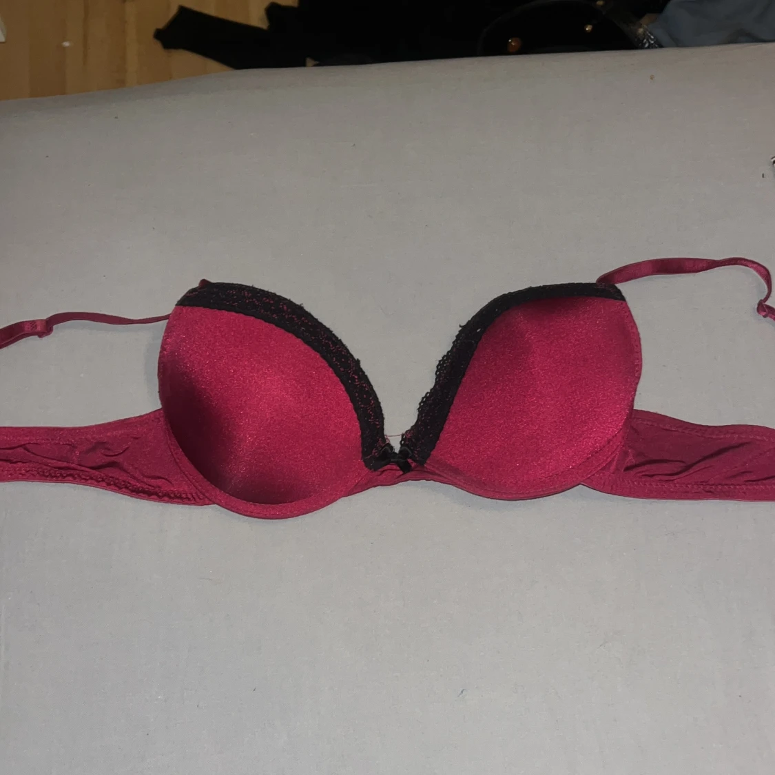 Vinröd bh med svarta detaljer