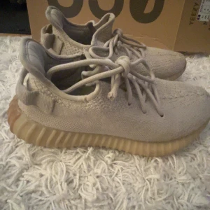  Yeezys - Stl 40