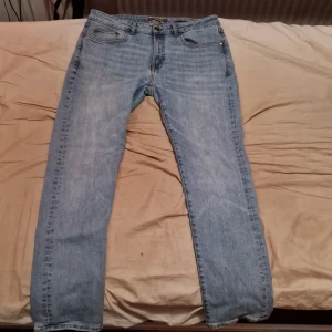 Blå jeans från Dressmann - Säljer ett par klassiska blå jeans från Dressmann i slim fit. W33 och L30. Dom passar till det mästa. Perfekta för en stilren look.