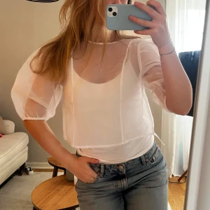 Mesh topp med puffärmar - Supersöt topp med knytning i ryggen. Säljer då den tyvärr kommer till för lite användning här hemma!