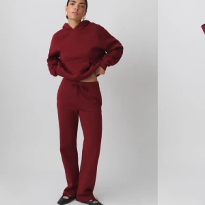 Gina tricot mjukis sett - Vinrött set från Gina tricot. Byxorna i strl M och hoodien i strl S. Säljer hela för 500kr men byxorna och hoodien går att köpa styckvis för 250kr💕