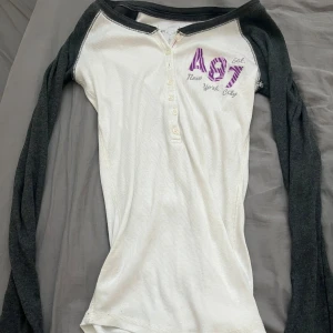 henley topp från aeropostale  - snygg henley topp från aeropostale! köpt från vinted, inga defekter från vad jag ser ❤️ bra skick! sänker inte pris tyvärr. storlek M men sitter mer som S tycker jag <3