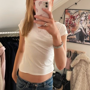 Vit croppad topp - Säljer en vit T-shirt med öppen rygg. Skitsnygg men säljer då den är för kort för mig