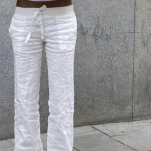 Vita linnebyxor från Alobha Label - Snygga vita, lågmidjade linnebyxor med snörning i midjan. Helt nya och endast testade, därför i väldigt bra skick! Storlek XS. Nypris 800kr💕💕
