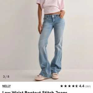 Ljusblå low waist bootcut jeans från Nelly - Snygga ljusblå bootcut jeans från Nelly med låg midja. Perfekta för en avslappnad stil. De har en klassisk femficksdesign och är tillverkade i jeansmaterial.