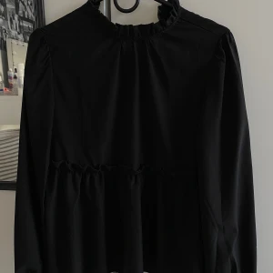 Svart blus - En jättefin långärmad blus, bara använt fåtal gånger. Vet tyvärr inte vart den är ifrån eller storlek men skulle tro det är en XS. Säljer den då den är för liten.