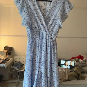 Blåprickig klänning från Vero Moda - Säljer en söt blåprickig klänning från Vero Moda. Klänningen har volangdetaljer och en v-ringad design. Perfekt för sommarens alla tillfällen. 💙