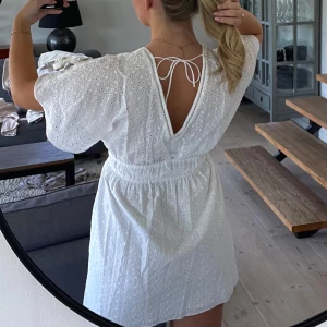 Perfekt vit sommarklänning  - Klänningen är aldrig använd och har pristagg kvar, sitter super fint och perfekt till sommaren och studenten🤍