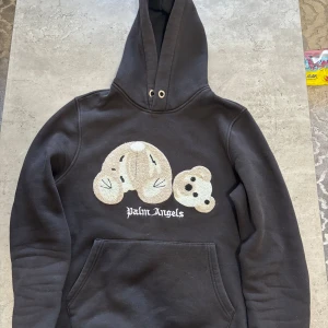 Svart hoodie från Palm Angels - Säljer min tröja som jag sällan använde. Har valt att sälja den eftersom jag har bytt stil. Fortfarande helt ny och fräsch. St på den är M 
