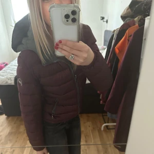Colmar jacka  - Säljer denna unika Colmar jackan som jag inte får användning för då jag har andra jackor. Den är i storlek 36 (44 i italiensk storlek). Passar perfekt nu till våren och även höst/vinter. Den har inga defekter. Det är en jacka som är svår att få tag i online och i butik. Färgen är lila/vinröd och skimrar i vissa ljus. Pris kan diskuteras. 