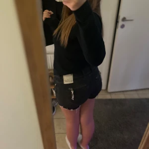 Svarta jeansshorts från G-Star - Snygga svarta jeansshorts från G-Star med fransiga kanter och dragkedjor på bakfickorna. De har en knapp och dragkedja framtill. pris kan diskuteras💕💕