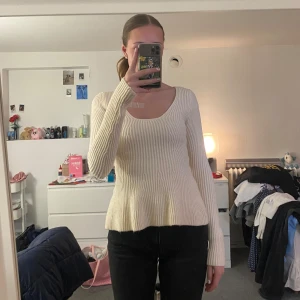 Vit ribbad tröja från H&M - Jättefin och super mjuk stickad tröja från H&M i storlek S. den är lång i ärmarna vilket jag gillar men den har ej kommit till användning så väljer att sälja💗💗