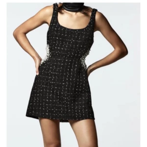 Svart klänning med pärldetaljer från Zara - Söker denna klänning från Zara!!