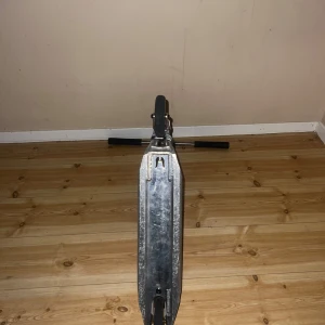 Kickbike - Säljer min välanvända scooter som jag inte längre använder.den är väldigt välanvänd men ä fast lite repor här och var inga stora skador. Styret är ett trynyty T-bar och decket är ett ethic pandemonium 460mm. Pris kan diskuteras och bättre foton kan skickas än på annonsen