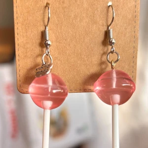 Handgjorda örhängen! - Handgjorda örhängen i form av rosa klubbor. Mått: 5 cm. Nya!