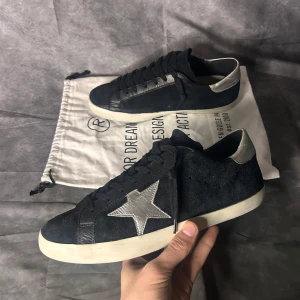 Golden goose skor i nyskick - Nyskick |  Size 42 passar 43  | Följare får 100 kr rabbat | fraktar spårbart inom 24 timmar med PostNord eller instabox |  dustbag medföljer 