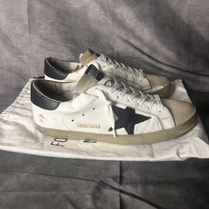 Golden goose skor - Mycket fint skick | Size 42 passar 43| Följare får 100 kr rabbat | fraktar spårbart inom 24 timmar med PostNord eller instabox | inget medföljer 