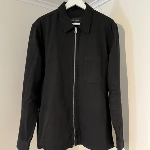 A Day’s March Overshirt  - Säljer denna sjukt snygga Overshirten från A Day’s March⭐️ Färgen är svart och storleken är M⭐️Jackan har inga defekter och skicket är utomordentligt🙌🤝 Sjukt najs passform och material också⭐️🙌 Tveka inte på att höra av er dig vid minsta fråga eller fundering😊