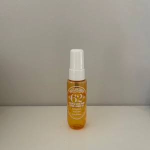 Sol de Janeiro spray - Se bilder för hur mycket som är kvar❤️ Mini sizen som medkommer i det där lilla kittet tillsammans med en body lotion och tvål (du köper såklart bara misten) 