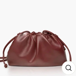 Clutch väska - Vinröd väska från Raffinato i den minsta storleken. Jätte fin men kommer inte till användning. Helt ny