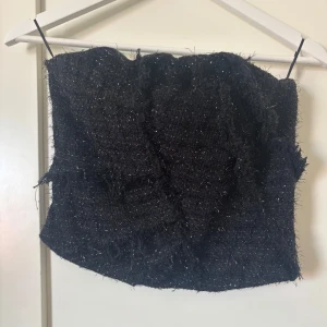 Korsett topp från Zara - Korsett topp från Zara, använd en gång. Säljer då den e för liten. Storlek S men liten i storleken. 