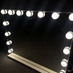 Sminkspegel  - Som ny!! kan ladda mobilen på sidan, tre olika ljus och kan höja/sänka ljusstyrkan.  Nypris 1200kr, pris kan diskuteras vid snabb affär. Kan mötas upp sthlm. Köparen står för frakt 