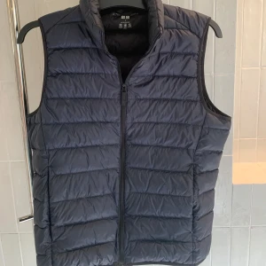 Uniqlo marinblå ultra light down väst - Den är köpt på uniqlo i Göteborg det är en riktigt fantastisk väst, har precis köpt mig en (större storlek av denna väst) Så säljer pga av att den är för liten för mig. Den är även vattenavisande. Nypris 599kr mitt pris 370kr! Eftersom den är som en ny väst!😃Den är i storlek S. Detta är en perfekt lager på lager väst! Den kommer uppgradera din stil enormt! Skriv gena om du har frågor!😃👍