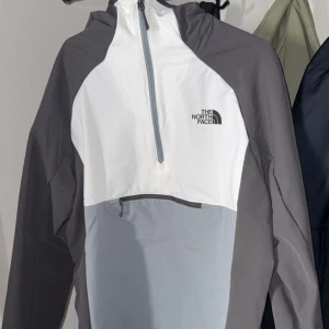 North Face Windbreaker - Helt ny windbreaker köpt från JD för 1500kr inget fel på den.