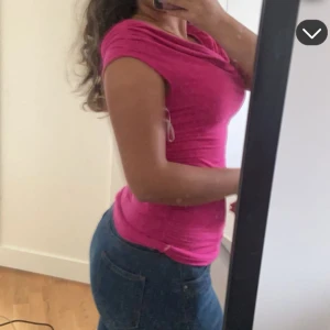 Off shoulder Hot pink tröja - En jätte fin stretchig lång tröja som man ska dra ner för axlarna så den blir off shoulder. Köpt från Shein.