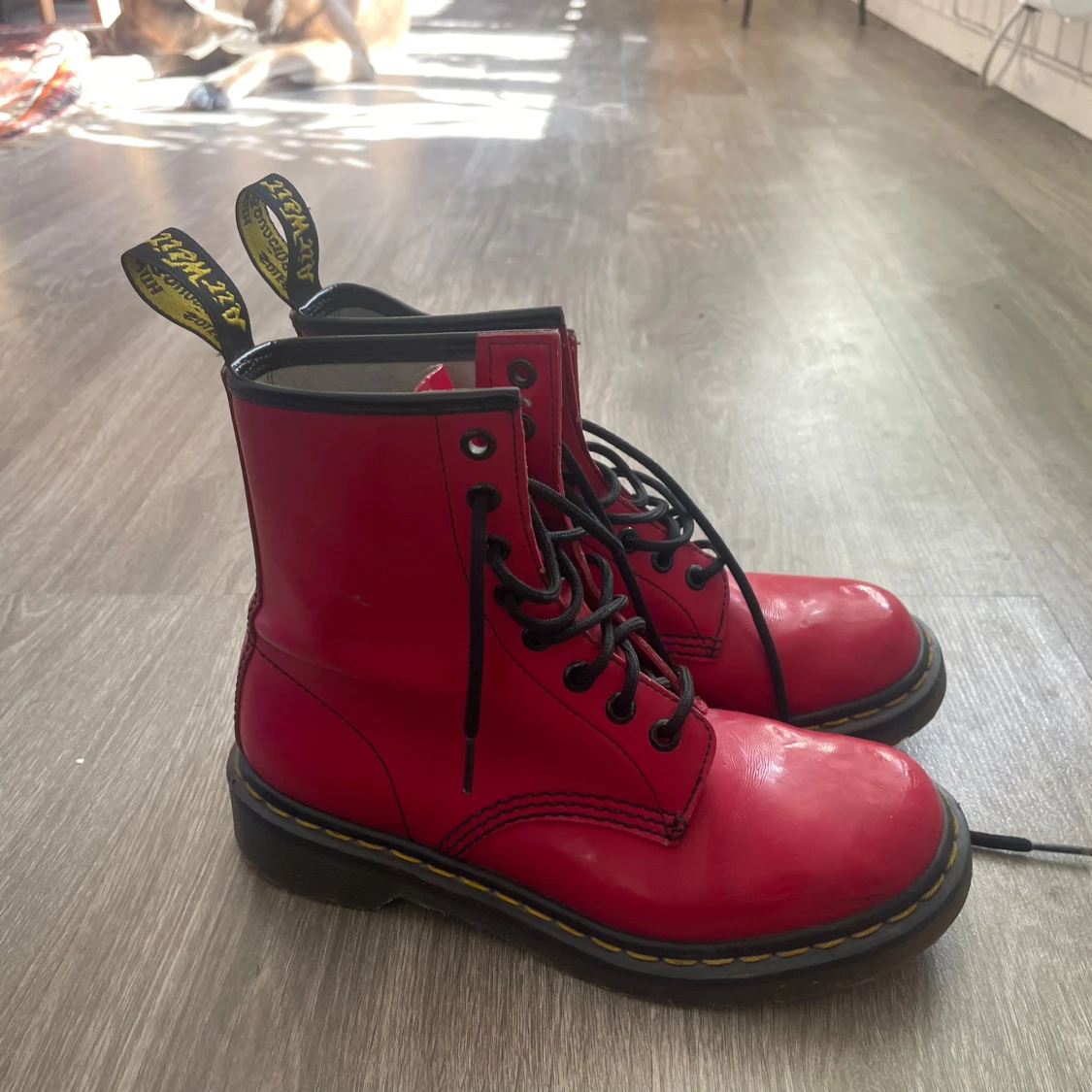 Röda Dr. Martens skor - 1