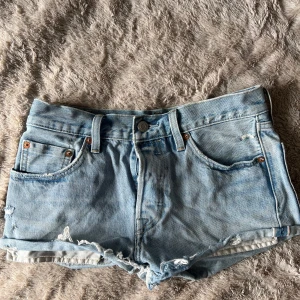 Blå jeansshorts från Levi's - Säljer ett par klassiska blå jeansshorts från Levi's 501 🩷